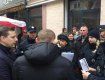 Около захваченного магазина в Ужгороде собралась тьма полицейских