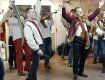 Флеш-моб: оркестри зіграли у метро на знаряддях праці – косах