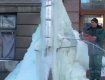 Замерший лід комунальщики зрізали бензорелою