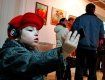 В Ужгороде на выставке молодых художников довольно людно