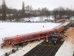 В Германии электричка снесла 30-тонный грузовик и сошла с рельсов