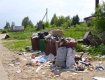 В Ужгороде в переполненные мусором контейнеры скидывают и строительный мусор
