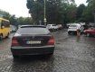 Кто-то в Ужгороде припарковал свой "Мерседес" посреди дороги в центре города