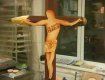 Шоколадный крест в форме журналистских карандашей и образ Христа