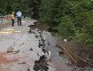Мощные ливни вызвали в Закарпатье оползень на дороге