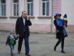 Владимир Чубирко пришел на избирательный участок вместе с женой и детьми