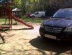 В Ужгороде крутой "Мерс" припарковался на детской площадке