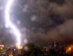 Молния, которая ударила во время бури в Ужгороде в ночь на 22 мая
