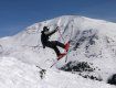 Лыжник сорвался с отвесной скалы в Карпатах и едва не упал