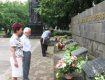 Корзини квітів до меморіального комплексу воїнам у Виноградові