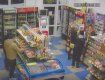 Видео с камер наблюдения в одном из магазинов Ужгорода