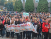 Школьники с родителями пришли под стены мэрии Ужгорода