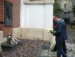 Участники возложили цветы к мемориальной доске на здании СИЗО в Ужгороде