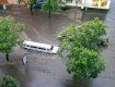 На Московском проспекте и на ХТЗ колеса проезжавших автомобилей погружены в воду