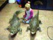 Девочка с 4 года живет вместе с крокодилами