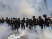 В Киеве активисты захватили суд, полиция применила газ