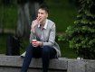Савченко сидит на ступеньках у парламента и нервно курит
