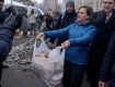 Виктория Нуланд раздает печенье на Майдане