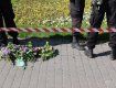 В Одессе люди оставляют цветы на асфальте у ног правоохранителей