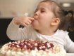 Як навчити дитину не переїдати солодощів