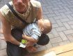 Работоспособный человек ходит по городу с младенцем на руках и просит милостыню