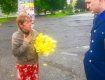 У гостиницы " Ужгород" задержали женщину , которая срывала цветы с клумбы