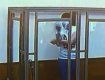Савченко встала на лавці в скляному "акваріумі" і показала середній палець