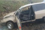В Закарпатье на трассе автомобиль вылетел с дороги: Молодую девушку забрали на "скорой"