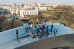 В Киеве руферы встретили рассвет на Арке Дружбы народов