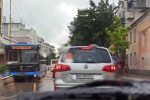 Дощі знову "дістали" мешканців Ужгород: затоплені вулиці, на яких автівки просто тонуть
