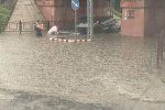 В Ужгороде под переездом дорогой "BMW" оказался узником водяной стихии 