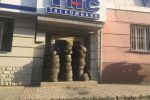 Входи до пограбованого банку в центрі Мукачева заклали шинами