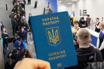 Украинцам за границей возобновили выдачу готовых паспортов