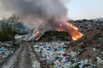 Закарпаття: У Рахові горіло сміттєзвалище — зайнялося на 230 квадратних метрів