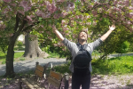 Українська знаменитість в захопленні від всипаного рожевим цвітом Ужгорода