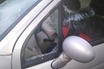 Битые стекла, пропавшие документы: В Ужгороде по утрам грабят автомобили на парковках 