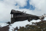 Дивовижна хатка! Гуцульську колибу майже на 2-кілометровій висоті знайшли в горах Закарпаття