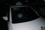 Закарпаття. Служба таксі LimeJet розшукує 2-х невідомих, які закидали камінням їхню машину в Мукачево