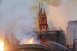 Шпиль и часы горящего собора Парижской Богоматери обрушились