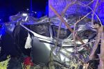 В Закарпатье KIA Sorento улетел в забор: водителя из авто доставали спасатели