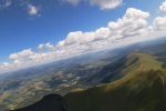 Гірські панорами Закарпаття показали з висоти польоту параплану