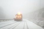 Перевалы в Закарпатье покрыло снегом: Работает техника, водители не готовы 