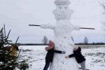 В Закарпатье семья слепила снеговика ростом в 4 метра