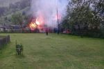 В Закарпатье разрушительный пожар с одного дома перекинулся на второй 