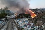 В Закарпатье горела огромнейшая гора мусора возле Тисы