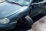 Авария в Закарпатье: От столкновения колеса у легковушек развернуло поперек авто