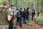 В Закарпатье на границе со Словакией отловили нехилую группу нелегалов