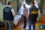 В Закарпатье местного депутата и сельского главу поймали на дерибане земли