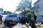 ДТП в Закарпатье: Авто улетело прямо в забор, передок всмятку