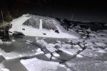 Жесткое ДТП в Словакии: Škoda Felícia снесло с трассы, машина ушла под лед
